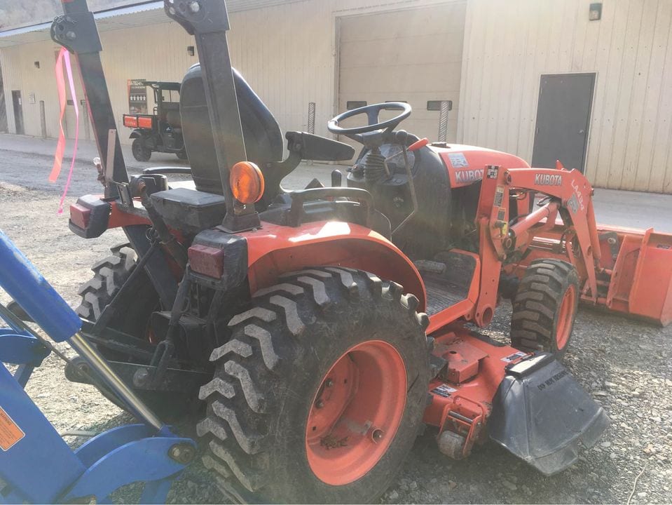 Kubota B2601 loader, 60” mower PreOwned Kubota